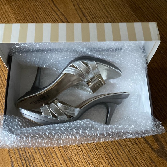 VINTAGE SILVER  HEELS . Approx size 9-10 . - Picture 12 of 16